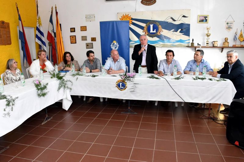 LEONES